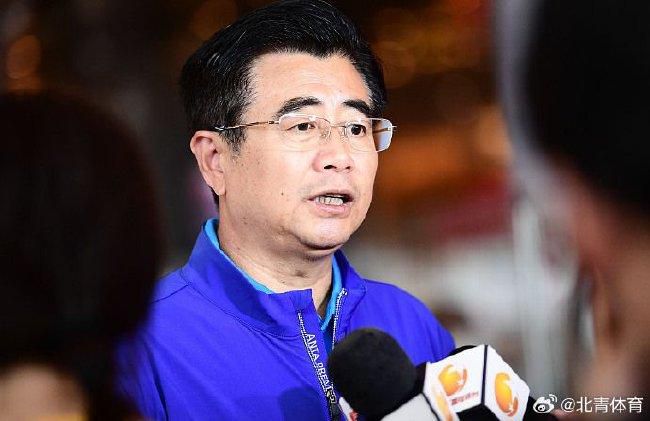 张极给苏新皓带猫尾巴